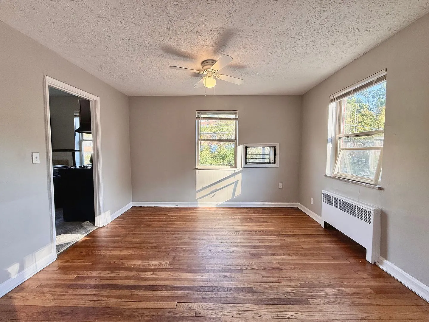 2 bed, 1.0 bath, $1,045 — Photo 4