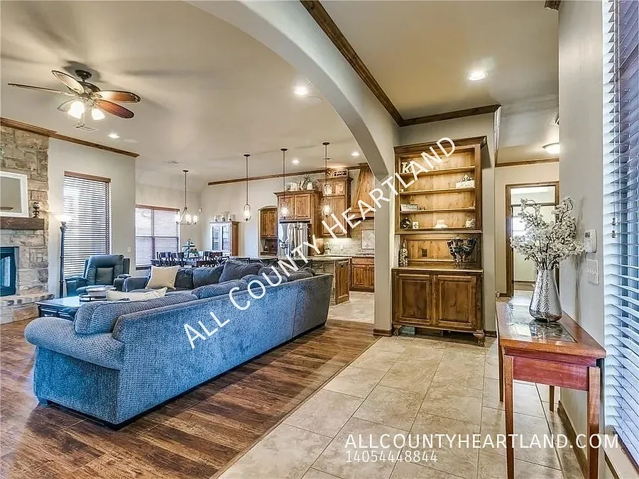 Spacious 4-Bedroom Home with Office in Yukon! — Photo 3