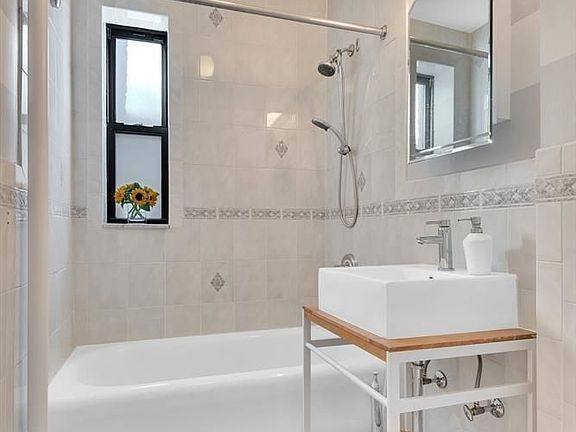 4th image of 442 Hudson St #5F