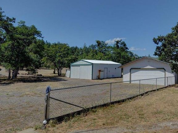 4th image of 204 Crescent Dr