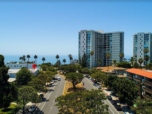 3rd image of 136 San Vicente Blvd APT C