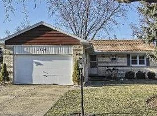 1326 N Peartree Ln, Mount Prospect, IL