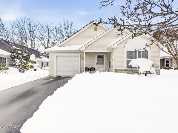 4 Schoolhouse Lane, Lakewood, NJ 08701