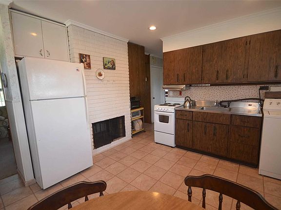 5th image of 27 Chimney Ln