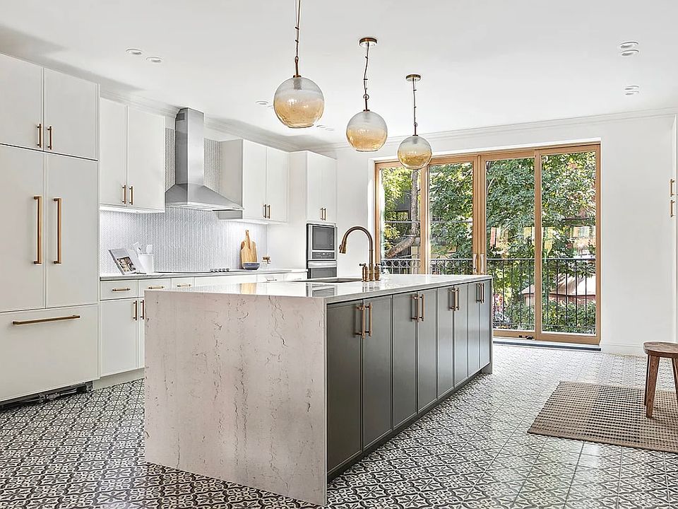 1st image of 516 Lexington Ave #1