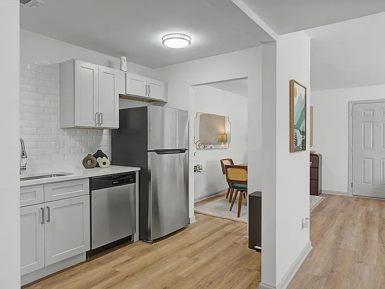 1128 W College St — Photo 13