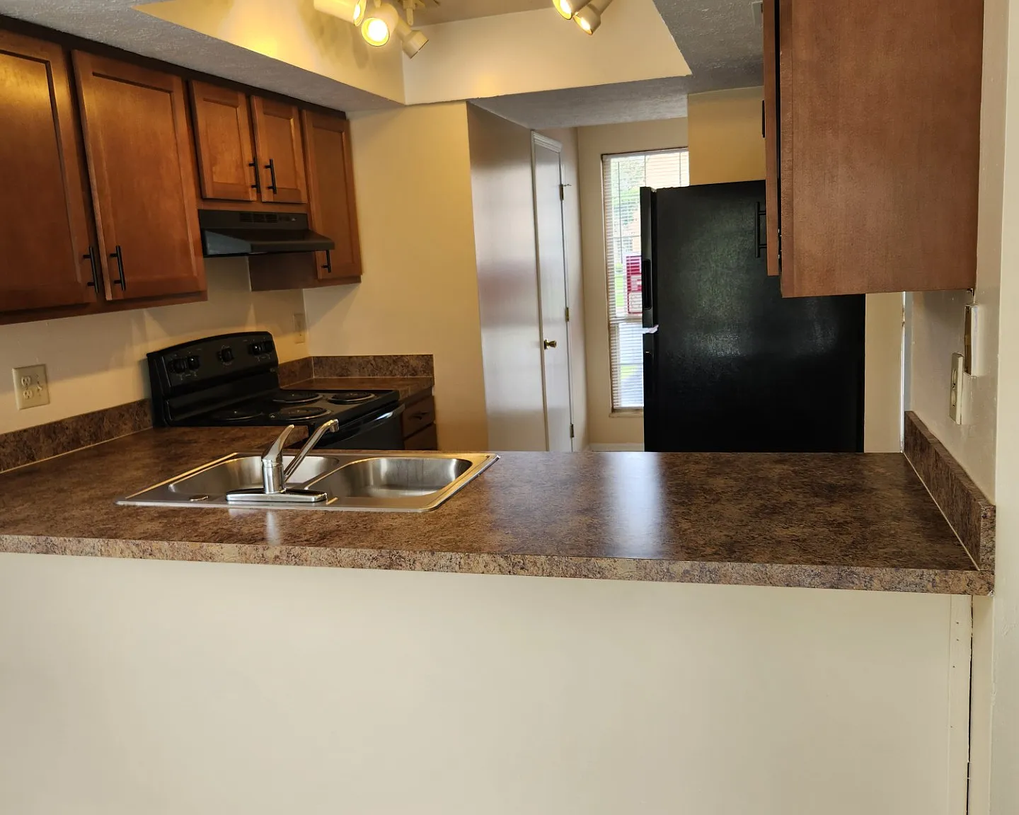 2 bed, 1.5 bath, 1600 sqft, $1,600 — Photo 4