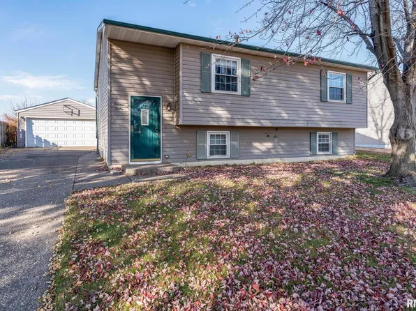 1312 Emerald Dr, Davenport, IA 52804