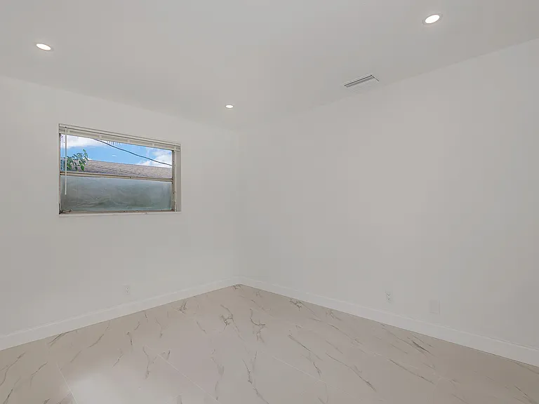 425 SW 18th Ave #425 — Photo 16