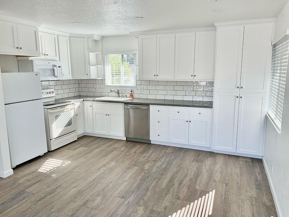 1st image of 558 Edgewood Dr