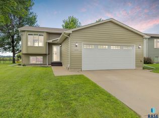 509 Lois Ln, Harrisburg, SD 57032