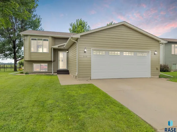 509 Lois Ln, Harrisburg, SD 57032