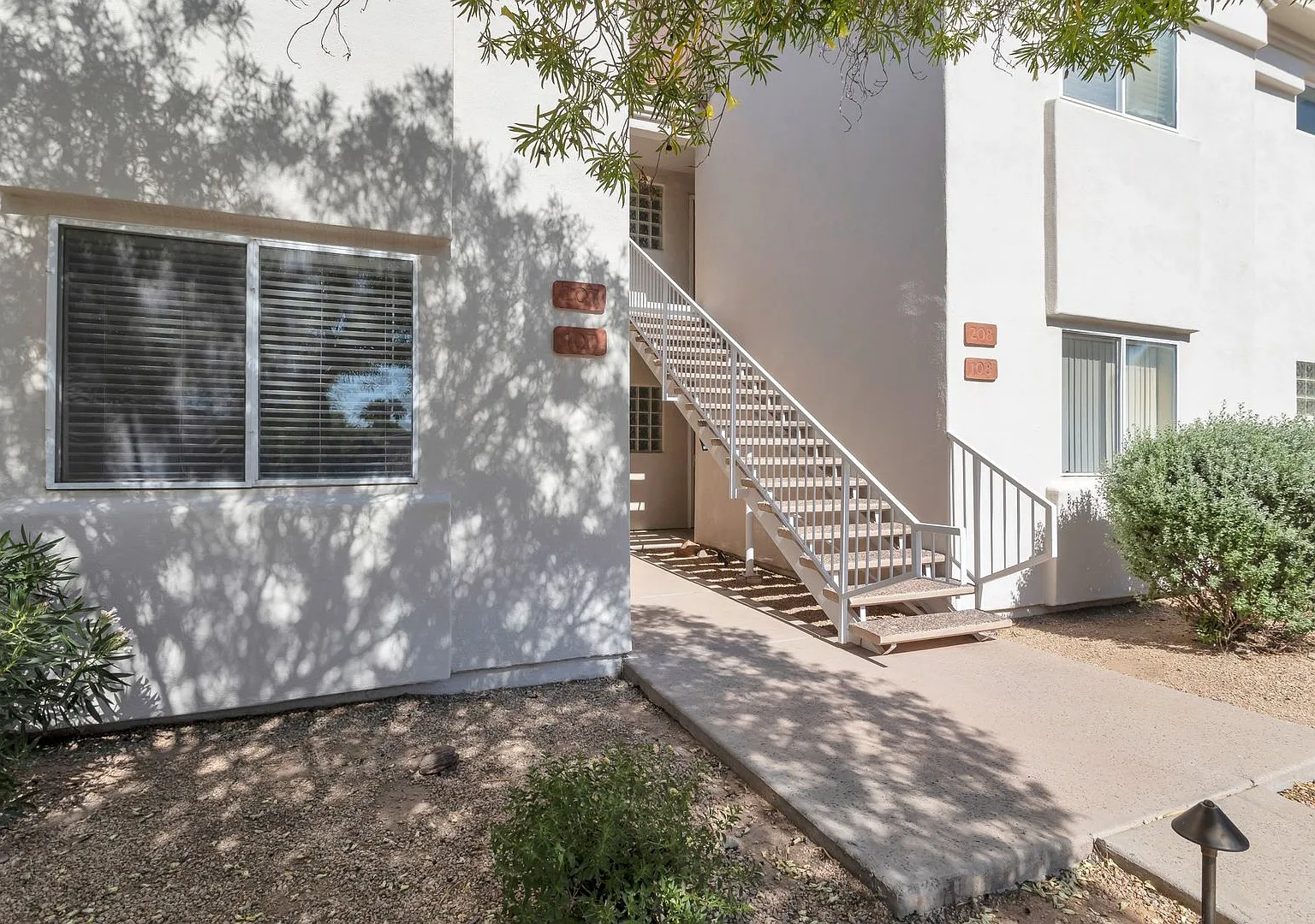 2 Bedroom Paradise Valley Gem with Private Patio & Fireplace — Photo 4
