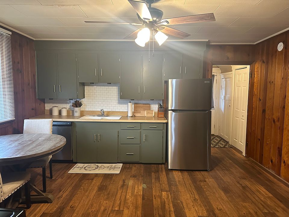 1st image of 23340 Wellington Cres APT 2