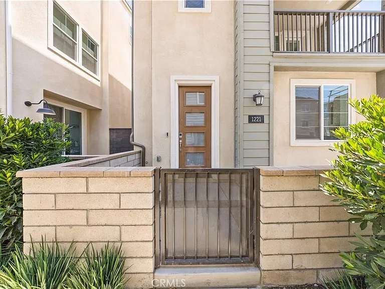 1221 Windmill Ln — Photo 3