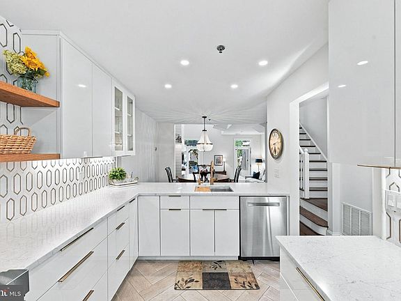 5th image of 126 N Union St