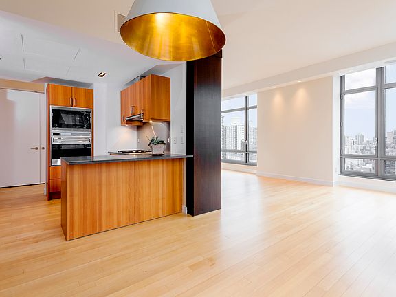 3rd image of 450 E 83rd St APT 21A