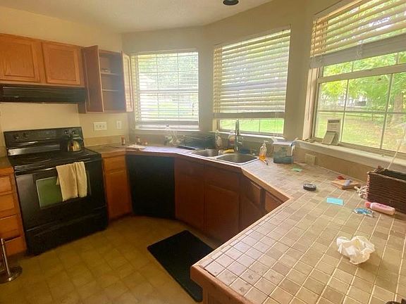 2nd image of 2912 Walsingham Ct
