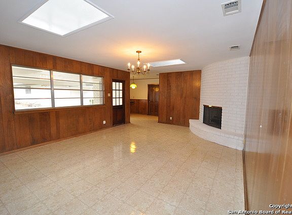 5th image of 702 Candleglo Dr