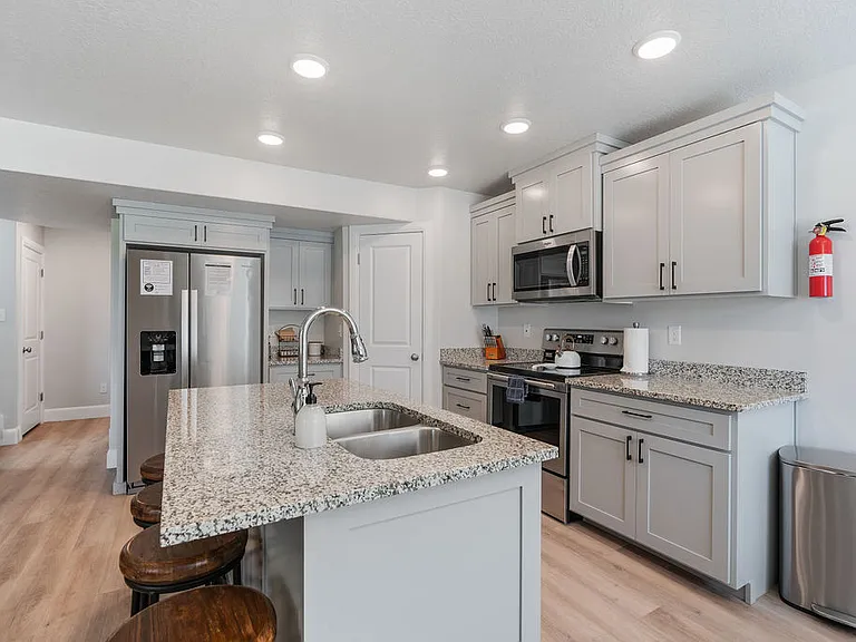 231 W Seasons Ln — Photo 5