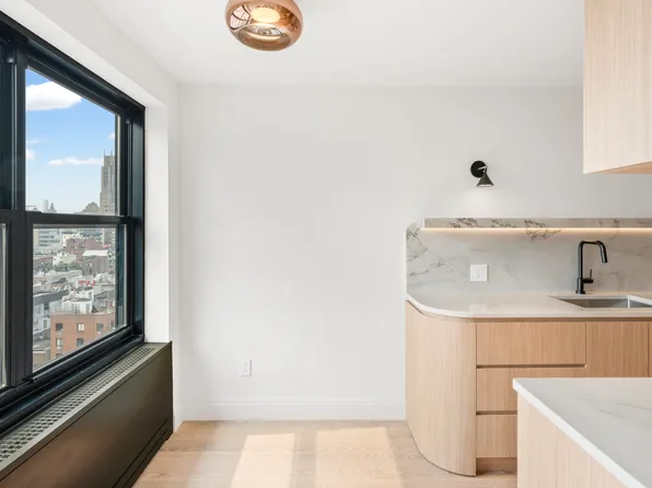 300 West 23rd Street image 2 of 12