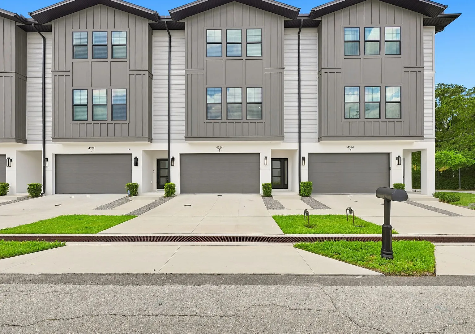 Gorgeous Like New 4/3.5 Custom Townhome — Photo 2