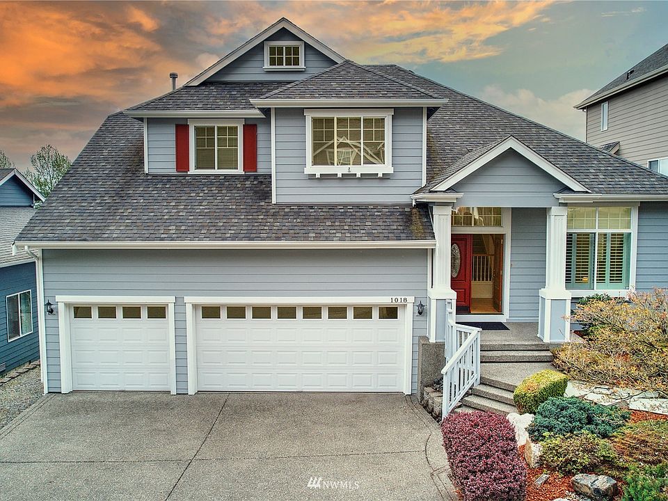 Stunning home with 3 car garage.>