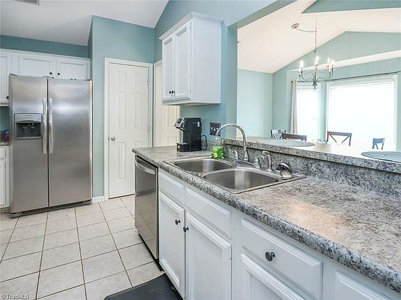 4th image of 2409 Meadow Gate Dr
