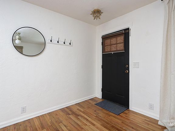 5th image of 907 S Florence St