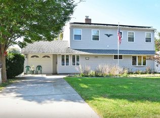 26 Jupiter Ln, Levittown, NY 11756