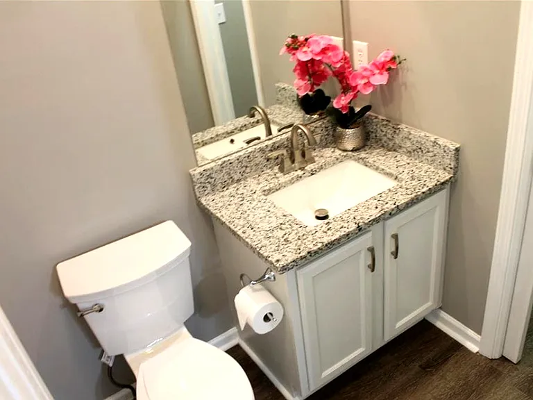 Full bathroom #2