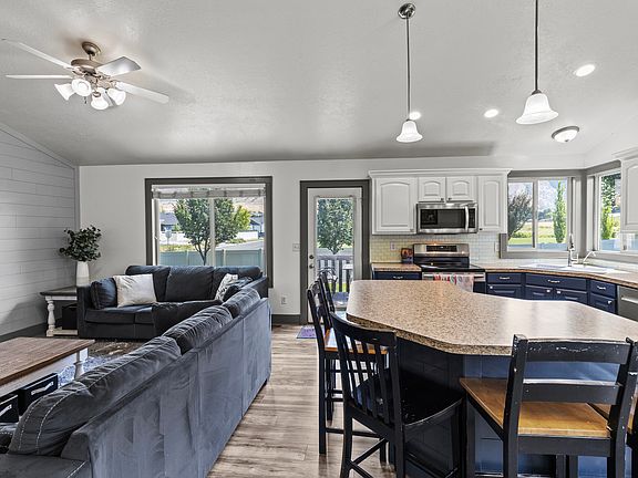 5th image of 572 Willow Cir