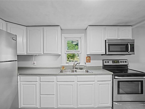 2nd image of 275 Groveland Ave