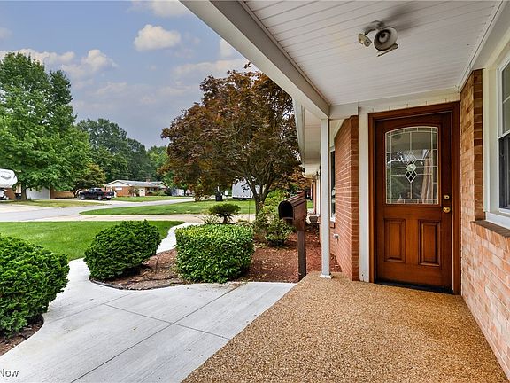 3rd image of 425 Edgewood Dr