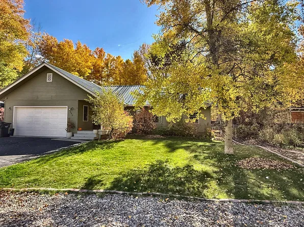 541 Robinhood Dr, Hailey, ID 83333