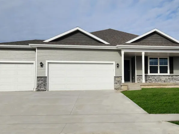 2814 Brook View Dr, Des Moines, IA 50317