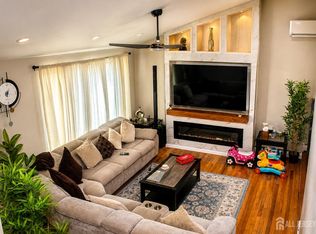 39 Florence Dr, Parlin, NJ 08859