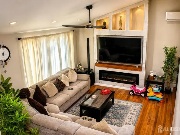 39 Florence Dr, Parlin, NJ 08859