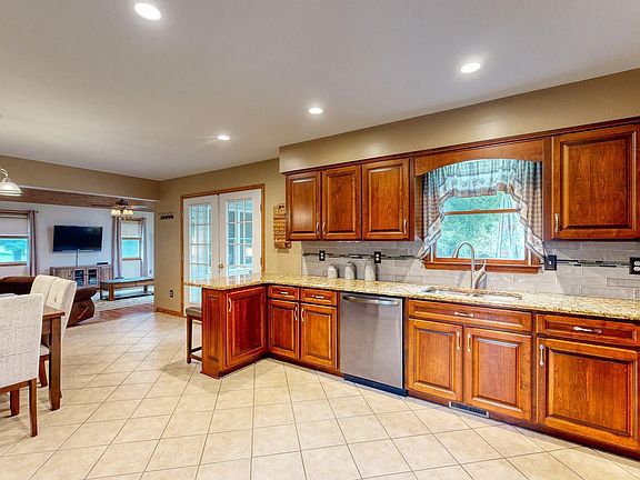 5th image of 310 Brady Ln