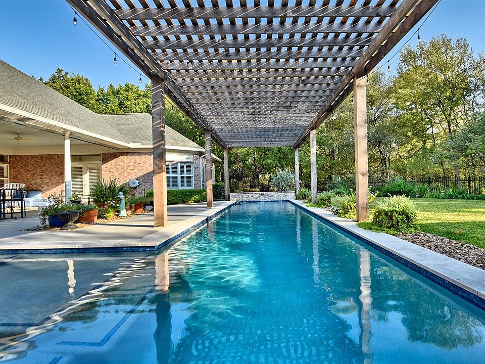 1st image of 851 Elm Dr