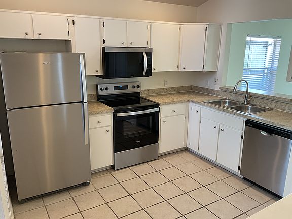 5th image of 256 Daniels Pointe Dr