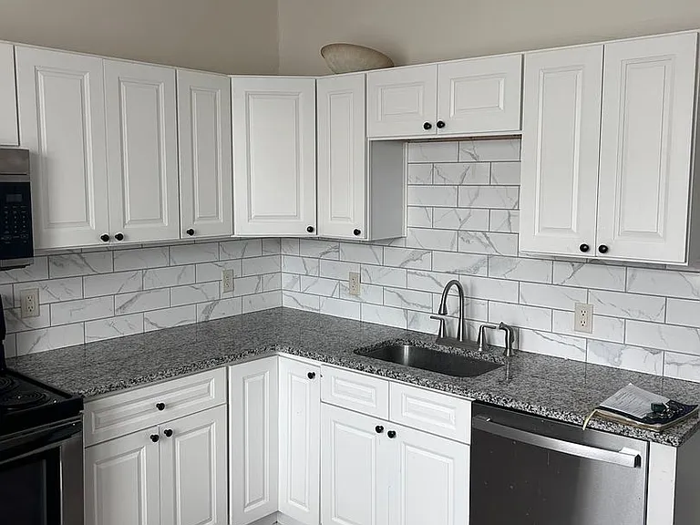 39 E North Ave — Photo 1