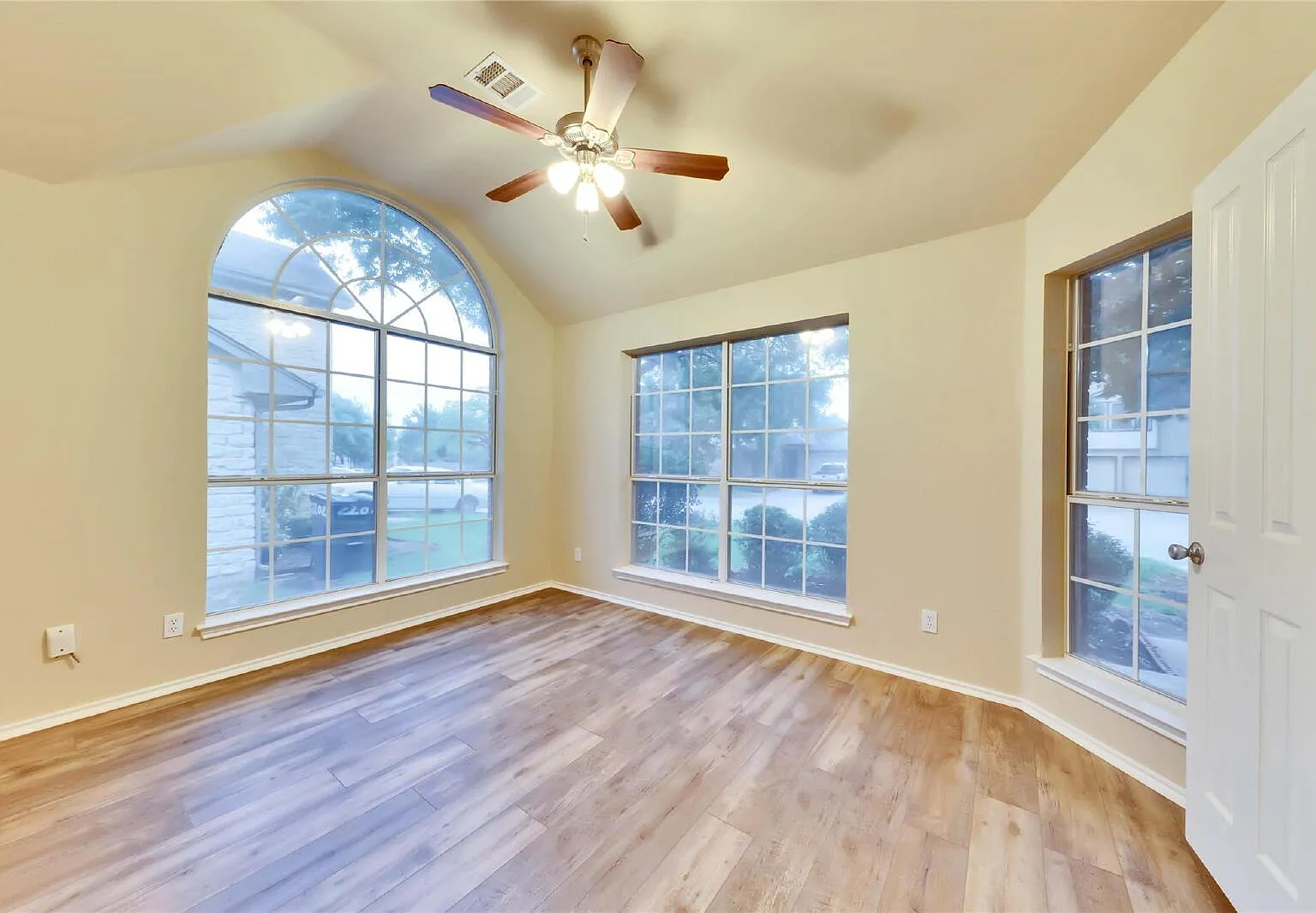 3 bed, 2.0 bath, 1786 sqft, $2,149 — Photo 2