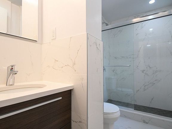 5th image of 930 Sheridan Ave APT 3L