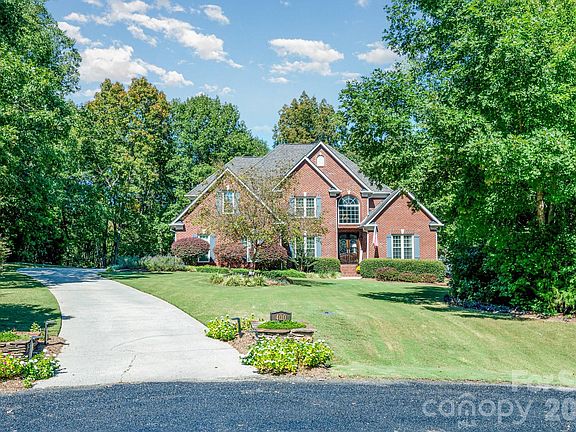 2nd image of 400 Fox Glove Ln