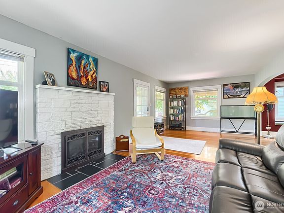 4th image of 1405 10th Avenue SE