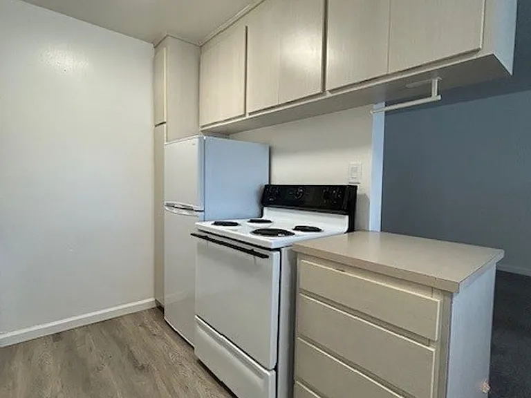 1 bedroom, 1 bath, apartment is perfect for those seeking a comfortable and convenient living space. — Photo 8