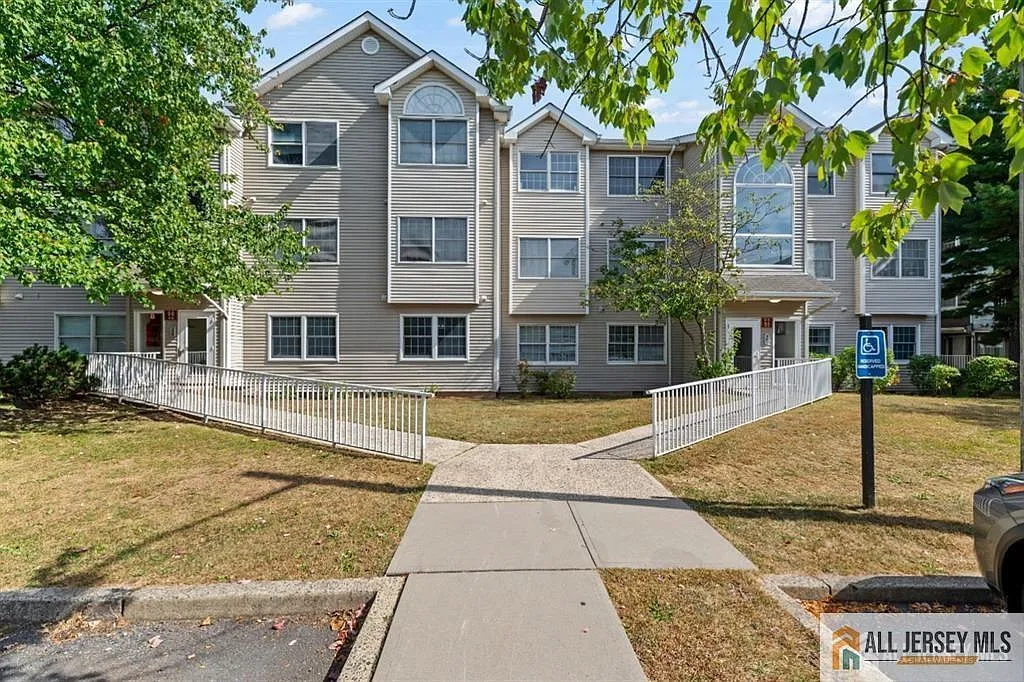 2 bed, 1.0 bath, 908 sqft, $2,150 — Photo 2