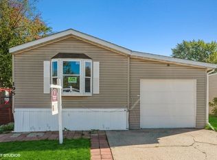 195 Charabanc Ln, Wheeling, IL 60090