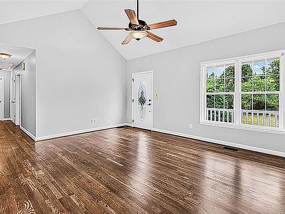 3rd image of 3633 Mamie May Rd